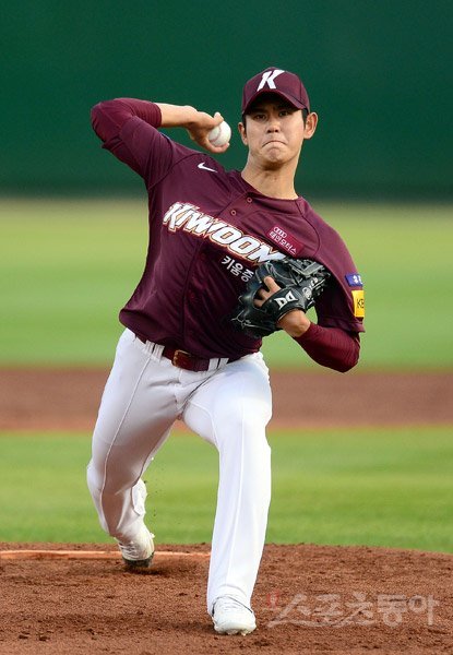 3일 대전 한화생명이글스파크에서 ‘2020 신한은행 SOL KBO 리그‘ 키움 히어로즈와 한화 이글스의 경기가 열렸다. 선발 투수로 등판한 키움 조영건이 역투하고 있다. 대전｜김종원 기자 won@donga.com