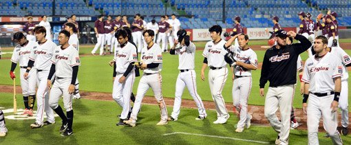 3일 대전 한화생명이글스파크에서 ‘2020 신한은행 SOL KBO 리그‘ 키움 히어로즈와 한화 이글스의 경기가 열렸다. 2-6으로 패하며 10연패를 기록한 한화 선수들이 그라운드를 빠져나가고 있다. 대전｜김종원 기자 won@donga.com