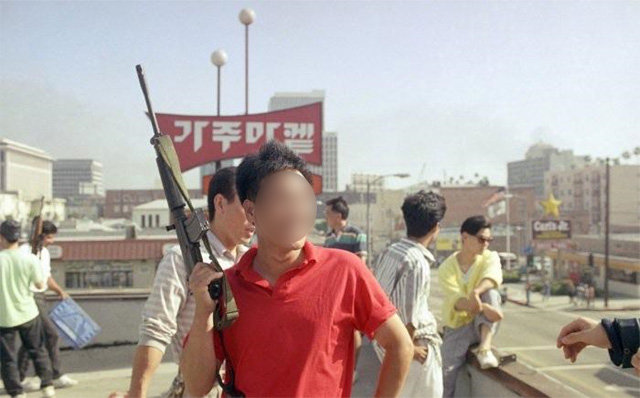 미국의 한인 교민들이 1992년 ‘로스앤젤레스(LA) 폭동’ 당시 한인 가게 건물 옥상에서 경비를 서고 있다. 트위터 캡처