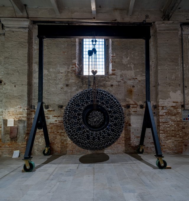 지난해 베니스비엔날레에서 황금사자상을 받은 아서 자파의 ‘Big Wheel’(2018). 미국의 인종주의를 고발한 그의
 작품은 ‘흑인의 삶은 중요하다’(Black Lives Matter) 시위를 예견한 셈이 됐다. ⓒLa Biennale di 
Venezia