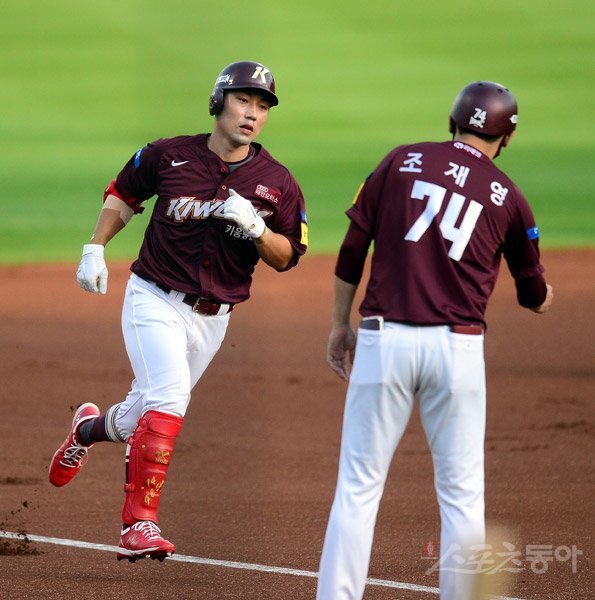 4일 대전 한화생명이글스파크에서 ‘2020 신한은행 SOL KBO 리그‘ 키움 히어로즈와 한화 이글스의 경기가 열렸다. 1회초 무사 키움 서건창이 우중월 솔로 홈런을 그라운드를 돌며 하이파이브 하고 있다. 대전｜김종원 기자 won@donga.com