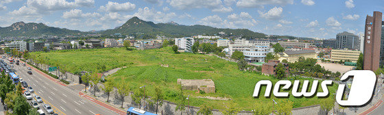 인사동에서 바라본 대한항공 송현동 부지이다. 2015.8.18/ 뉴스1 © News1