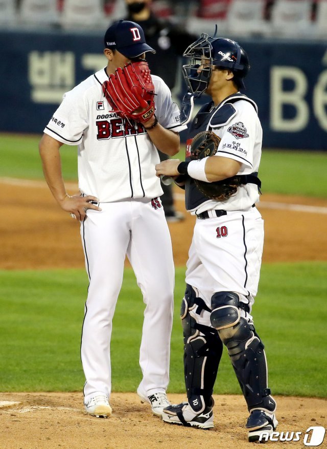 두산 베어스 이용찬(왼쪽)이 포수 박세혁과 경기 중 대화를 나누고 있다. © News1