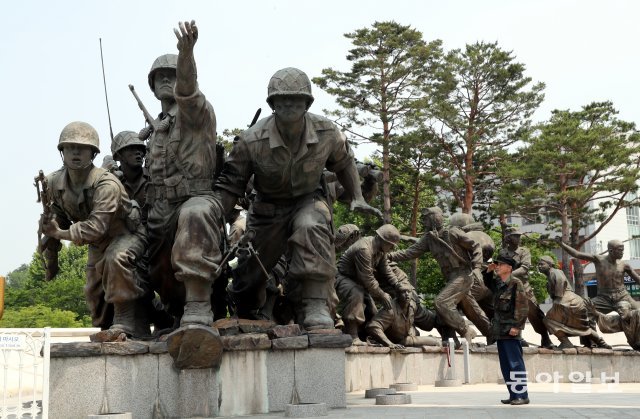 현충일을 하루 앞둔 5일 1969년 월남전에 참전한 72세의 노병이 서울 용산구 전쟁기념관 ‘호국군상’ 앞에서 전우들을 추모하며 경례하고 있다. 홍진환 기자 jean@donga.com