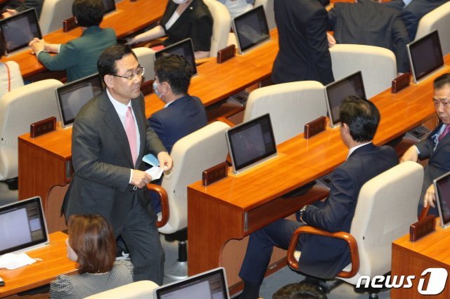 5일 오전 서울 여의도 국회에서 열린 제21대 국회 첫 본회의에서 주호영 원내대표가 발언을 끝내고 본회의장을 떠나고 있다. 2020.6.5/뉴스1 © News1