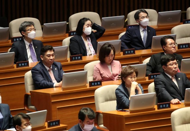 5일 국회 본회의장 비례대표당선자 좌석에 앉은 윤미향 의원