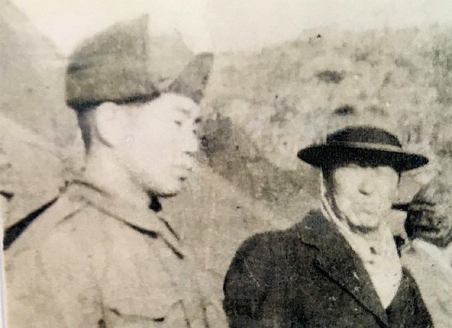 1952년 3월 이승만 대통령(오른쪽)이 빨치산 고아 막사를 시찰했을 때 모습. 왼쪽이 지 회장이다. 유엔한국참전국협회 제공