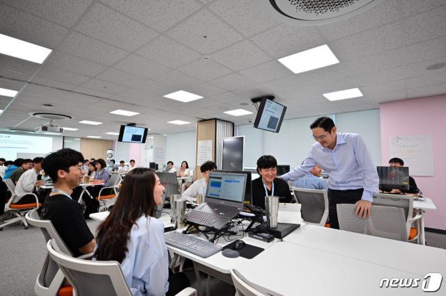 이재용 삼성전자 부회장이 2019년 8월 20일 삼성 청년 소프트웨어 아카데미(SSAFY) 광주 교육센터를 방문해 소프트웨어 교육을 참관하고 교육생들을 격려하고 있다.(삼성전자 제공)