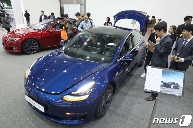 ‘대구 국제 미래자동차 엑스포(DIFA) 2019’를 찾은 시민들이 테슬라의 보급형 전기차 ‘모델 3’를 살펴보고 있다. 2019.10.17 © News1