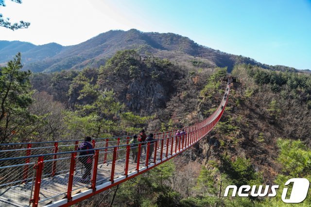 파주 감악산 출렁다리 © News1