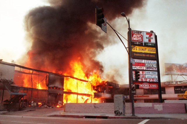 한인 타운의 한 상점가가 방화로 불에 타고 있다.
ⓒ강형원 사진기자