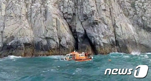 통영 해상 동굴에 고립된 다이버를 구조하는 과정에서 해경 1명이 실종됐다. 사진은 지난 6일 해경이 실종된 다이버를 수색하고 있는 모습. 뉴스1(통영해경 제공)
