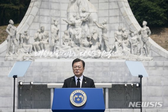 문재인 대통령이 6일 대전 유성구 국립대전현충원에서 열린 제65회 현충일 추념식에 참석해 추념사를 하고 있다. 뉴시스