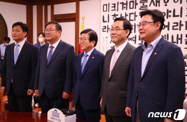 박병석 신임 국회의장이 7일 서울 여의도 국회 의장실에서 김태년 더불어민주당 원내대표, 주호영 미래통합당 원내대표와 회동하고 있다. 왼쪽부터 김영진 더불어민주당 총괄원내수석부대표, 김태년 더불어민주당 원내대표, 박병석 신임 국회의장, 주호영 미래톤합당 원내대표, 김성원 원내수석부대표. 2020.6.7/뉴스1 © News1