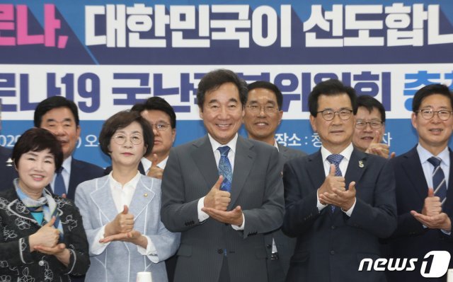 이낙연 더불어민주당 코로나19국난극복위원장과 충청권 단체장, 국회의원 등이 3일 오후 충북 청주시 흥덕구 SB플라자에서 열린 ‘민주당 국난극복위원회 충청권 간담회’에 앞서 덕분에 챌린지에 동참하고 있다. 2020.6.3/뉴스1 © News1