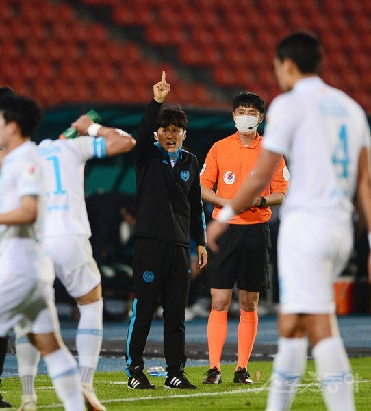 7일 경기도 성남 탄천종합운동장에서 ‘하나원큐 K리그1 2020’ 성남 FC와 대구 FC의 경기가 열렸다. 대구 이병근 감독이 후반전에 동점골이 터진 뒤 선수들에게 손짓하고 있다. 탄천｜주현희 기자 teth1147@donga.com