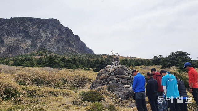 지난달 17일 제주지역 산악인들이 한라산 백록담 분화구가 정면으로 보이는 ‘오희준 케른’에서 추모제를 지냈다. 제주 출신인 오희준은 히말라야 10좌를 단 한 번의 실패도 없이 등정에 성공한 산악인으로 에베레스트산에서 산화한 뒤 동료 선후배 산악인들이 기념사업회를 만들어 다양한 활동을 하고 있다. 임재영 기자 jy788@donga.com