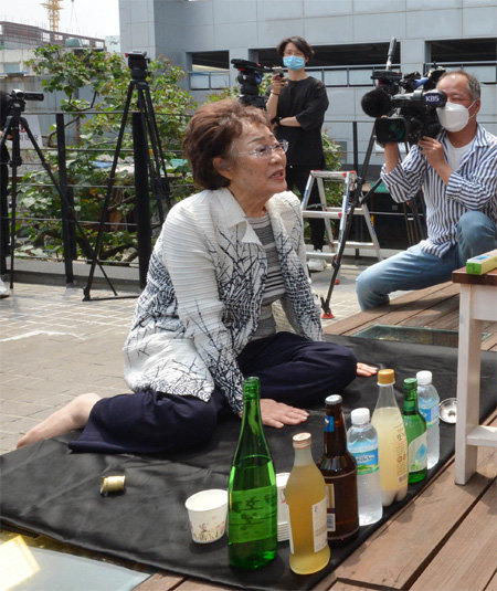 일본군 위안부 피해자 이용수 할머니가 6일 오전 대구 중구 희움역사관에서 열린 대구경북 위안부 피해자 추모의 날 행사에 참석해 기자들의 질문에 답하고 있다. 대구=뉴시스