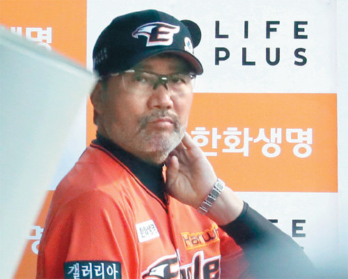7일 더그아웃에서 NC와의 경기를 지켜보는 한용덕 한화 감독. 한 감독은 이날 경기 뒤 사퇴했다. 대전=뉴스1