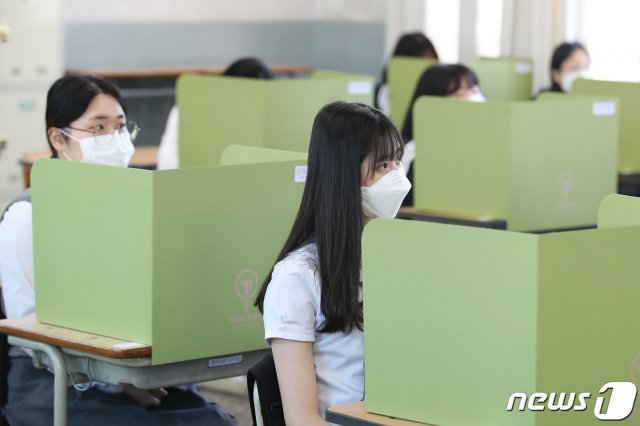 지난달 20일 대구 한 고등학교에서 마스크를 쓴 학생들이 칸막이 너머로 수업을 듣고 있다. © News1