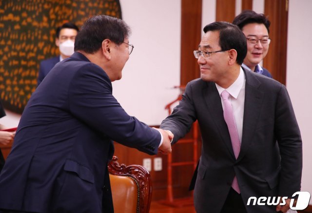 김태년 더불어민주당 원내대표와 주호영 미래통합당 원내대표가 7일 서울 여의도 국회 의장실에서 열린 원내대표 회동에서 악수를 나누고 있다. 2020.6.7/뉴스1 © News1