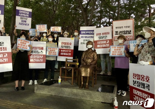 ‘수요집회를 지키는 대구시민 촛불모임’ 회원 20여명은 3일 오후 대구 중구 2·28기념중앙공원 평화의소녀상 앞에서 ‘평화의소녀상을 지키는 대구 수요촛불’ 집회를 열었다.2020.6.3 ©News1