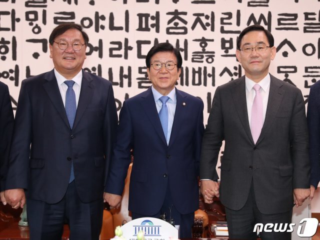 박병석 국회의장과 여야 원내대표가 7일 오후 서울 여의도 국회에서 회동을 갖고 기념촬영을 하고 있다. 왼쪽부터 김태년 더불어민주당 원내대표, 박병석 국회의장, 주호영 미래통합당 원내대표. 2020.6.7/뉴스1 © News1