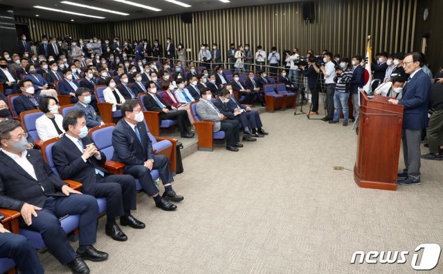 이해찬 더불어민주당 대표가 8일 오전 서울 여의도 국회에서 열린 의원총회에서 모두발언을 하고 있다. 2020.6.8/뉴스1 © News1