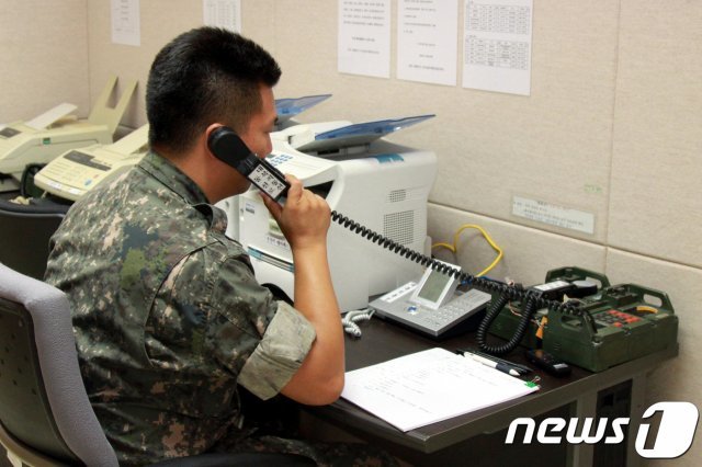 군 장병이 서해 군 통신선 시험통화하는 모습. /뉴스1 DB