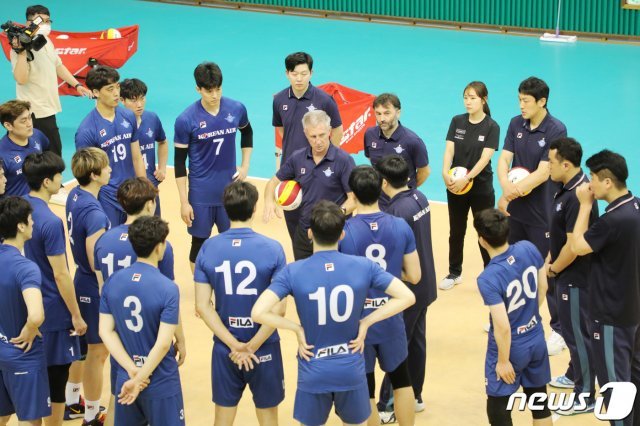 로베트로 산틸리 대한항공 점보스 배구단 신임 감독이 8일 오전 경기도 용인 대한항공 신갈체육관에서 공개 훈련 중 선수들과 대화를 나누고 있다. 2020.6.8 © News1