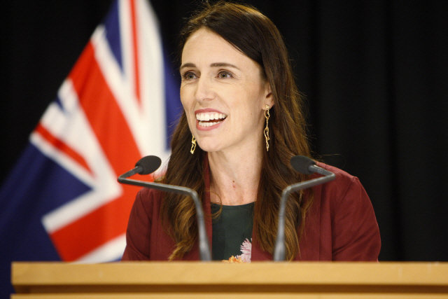 저신다 아던(Jacinda Kate Laurell Ardern) 뉴질랜드 총리가 1월 28일 웰링턴의 국회 단지 사무실에서 기자들과 인터뷰하고 있다. 사진=AP/뉴시스
