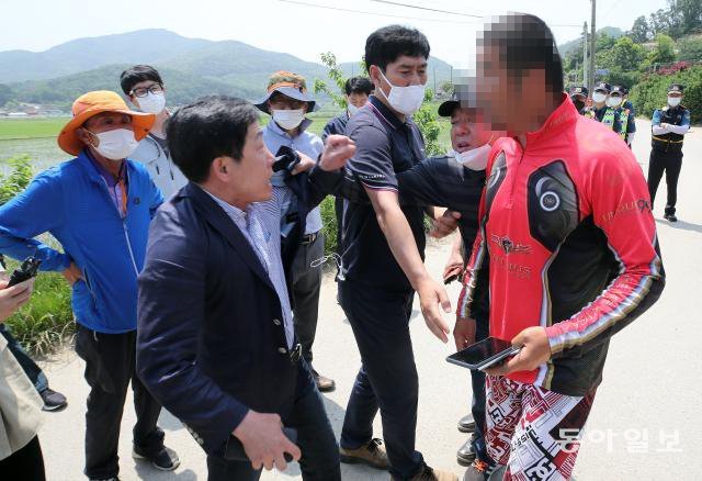 박상학 자유북한운동연합 대표가 마을 주민들과 언쟁을 벌이고 있다.