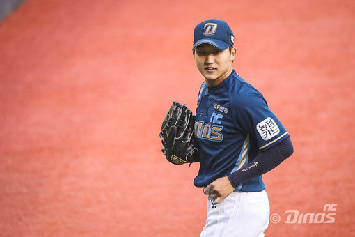 NC 구창모가 KBO의 5월 MVP로 선정됐다. 기자단 투표 30표 중 27표, 팬 투표 22만9971표 중 17만61 13표를 
얻어 총점 83.29 점의 압도적 지지를 받았다. 5월 5경기에서 4승, 평균자책점 0.51, 38삼진의 눈부신 투구를 선보인 
결과는 달콤했다. 사진제공｜NC 다이노스