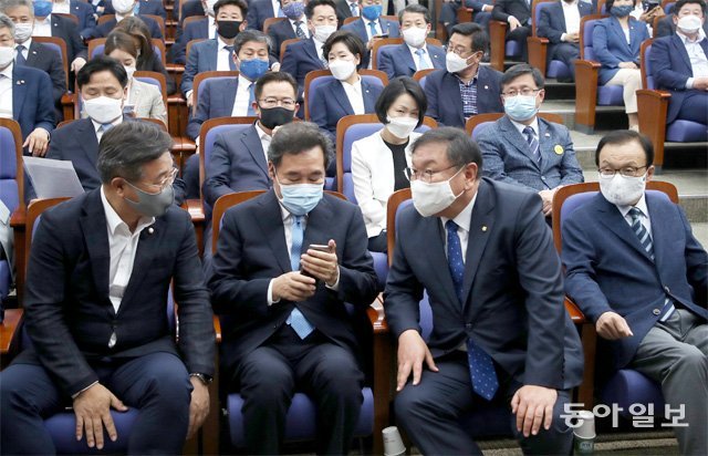 21대 국회 원 구성 협상이 진행 중인 가운데 8일 오전 국회에서 더불어민주당 의원총회가 열렸다. 앞줄 왼쪽부터 윤호중 사무총장, 이낙연 의원, 김태년 원내대표, 이해찬 대표. 장승윤 기자 tomato99@donga.com