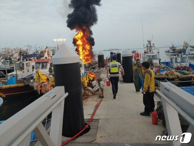 화재선박 초기진압을 위해 출동 중이다.(보령해양경찰서 제공)© 뉴스1