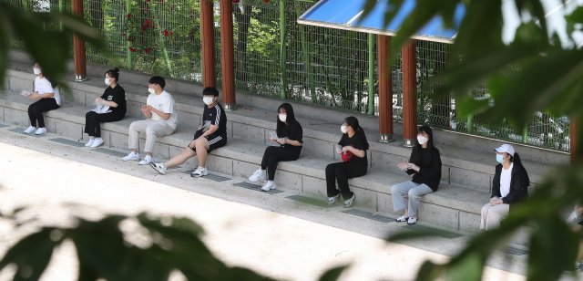 8일 서울 중랑구 원묵고등학교에 마련된 선별진료소에서 학생들이 코로나19 검사를 받기 위해 손 소독을 한 뒤 순서를 기다리고 있다. 사진=뉴스1