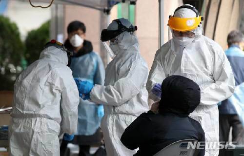서울의 한 선별진료소에서 의료진이 신종 코로나바이러스 감염증(코로나19) 의심환자 검체를 채취하고 있다.  사진=뉴시스