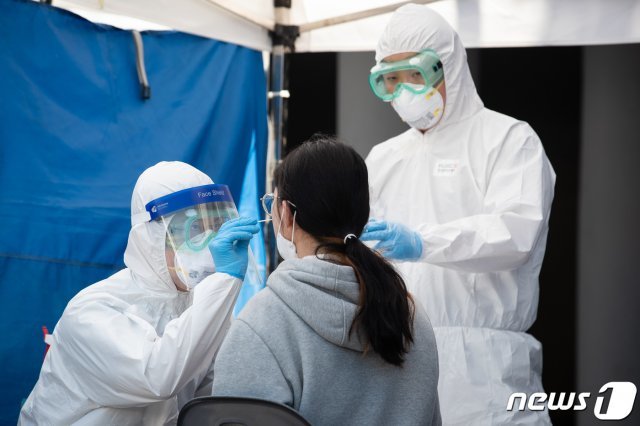 방역당국 관계자들이 검체 채취를 하고 있다. © News1