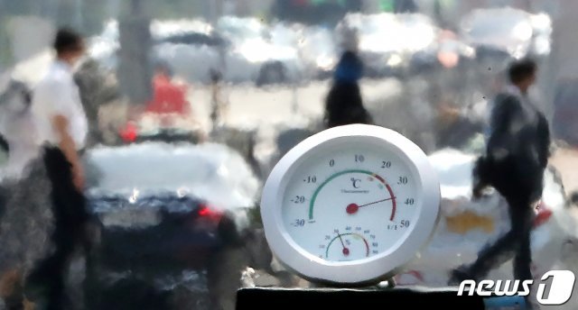 전국적으로 폭염주의보가 내려진 9일 오후 서울 여의대로에 지열로 인한 아지랑이가 피어오르며 온도계가 40도를 가리키고 있다. 2020.6.9/뉴스1 (서울=뉴스1)