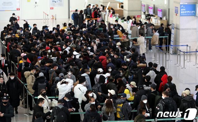 지난 3월 자진 출국신고를 하기 위해 인천국제공항 1터미널 내 법무부 출입국서비스센터에 몰린 외국인 불법 체류자들. /뉴스1DB © News1