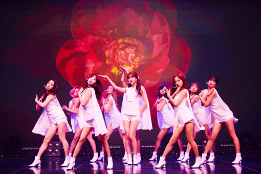 걸그룹 우주소녀가 9일 진행된 새 미니음반 ‘네버랜드’ 발매 기념 온라인 쇼케이스를 열고 타이틀곡 ‘버터플라이’의 무대를 선보이고 있다. 사진제공｜스타쉽엔터테인먼트