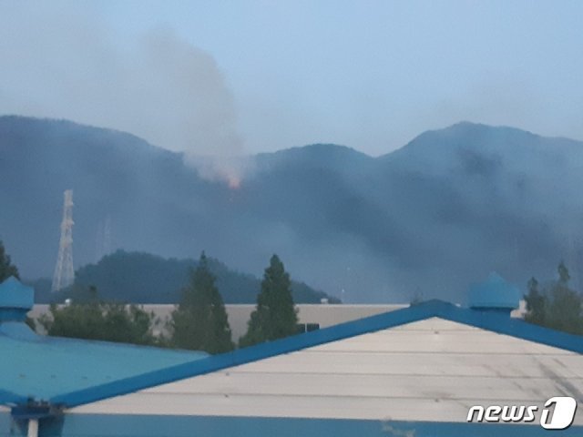 9일 오전 11시 47분쯤 경남 양산시 동면 금정산 300m 지점에서 산불이 발생해 연기가 피어오르고 있다. 사진/독자제공 © 뉴스1