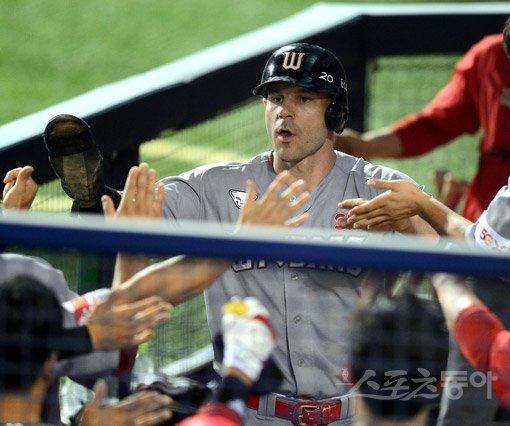 9일 서울 잠실야구장에서 ‘2020 신한은행 SOL KBO 리그‘ SK 와이번스와 LG 트윈스의 경기가 열렸다. 연장 10회초 1사 1,3루 SK 외야 뜬공 때 3루주자 로맥이 태그업 시도해 득점에 성공한 후 더그아웃에서 하이파이브 하고 있다. 잠실｜김종원 기자 won@donga.com