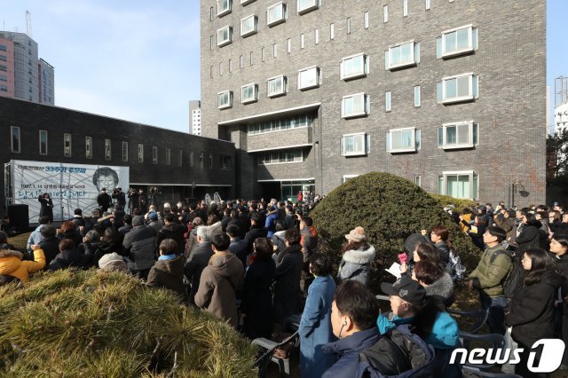 지난 1월12일 오후 서울 용산구 민주인권기념관(옛 남영동 대공분실)에서 열린 ‘박종철 열사 33주기 추모제’에 참석한 시민들이 박 열사를 기리며 임을 위한 행진곡을 제창하고 있다. /뉴스1 © News1 민경석 기자