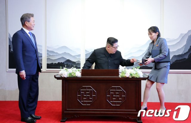 지난 2018년 4월27일 김정은 북한 국무위원장이 판문점 평화의집에서 문재인 대통령과의 남북정상회담에 앞서 방명록을 작성하고 있다. 김 위원장 왼쪽에서 동생 김여정 노동당 제1부부장이 볼펜을 챙겨주고 있다. 2018.4.27/뉴스1 © News1