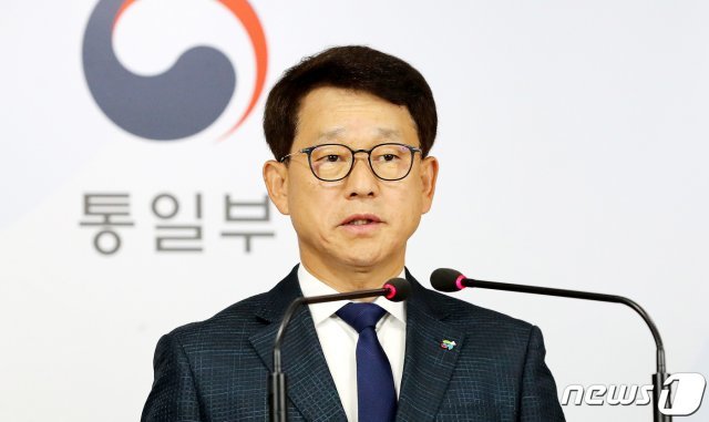 여상기 통일부 대변인이 10일 오후 서울 종로구 정부서울청사에서 열린 긴급 현안브리핑에서 “대북 전단 살포를 주도한 탈북민 단체를 고발하고, 법인 설립 허가를 취소하기로 했다”고 발표하고 있다. 2020.6.10/뉴스1