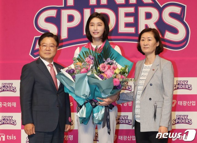 ‘배구여제’ 김연경이 10일 오후 서울 중구 소월로 밀레니엄 서울 힐튼 호텔에서 열린 흥국생명 복귀 기자회견에서 조병익 구단주와 박미희 감독과 함께 포토타임을 갖고 있다.  2020.6.10/뉴스1 © News1