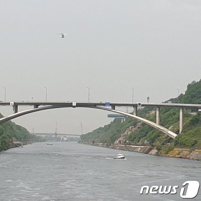 훼손된 시신의 일부가 발견된 경인아라뱃길에서 나머지 시신을 찾기 위해 수색 중인 경찰(인천계양경찰서 제공)2020.6.10/뉴스1