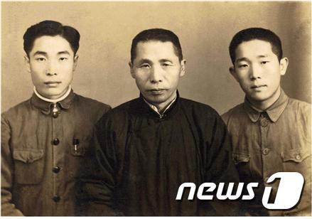 김신 전 공군참모총장(오른쪽)이 1939년 충칭에서 아버지 백범 김구 선생(가운데), 형 김인과 함께. (공군 제공) 2017.5.19/뉴스1