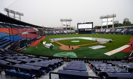 10일 서울 잠실야구장에서 열릴 ‘2020 신한은행 SOL KBO 리그’ SK 와이번스와 LG 트윈스의 경기가 우천으로 취소됐다. KBO리그 더블헤더 시행 세칙에 따라 이 경기는 11일 오후 3시부터 더블헤더로 열린다. 잠실｜김종원 기자 won@donga.com